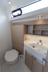 Beneteau Oceanis 34.1 - head with shower.